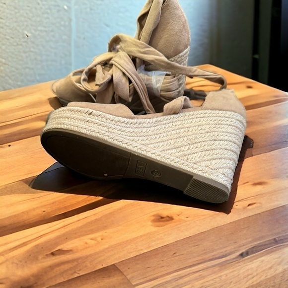 COPY - Women sandal size US6.5 brand new very comfortable and stylish - Picture 2 of 5